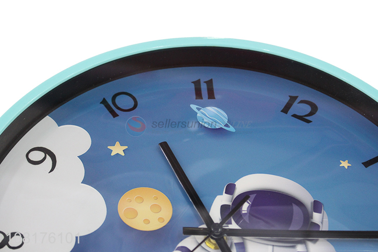 Wholesale decorative battery operated round astronaut wall clocks