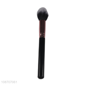Factory direct sale makeup <em>brush</em> highlighter <em>brush</em> with plastic handle
