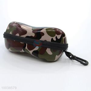 Camouflage sunglasses <em>case</em> with zipper&hook