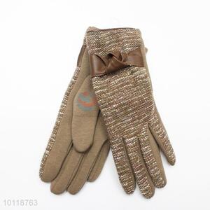 Khaki <em>Winter</em> Wool <em>Gloves</em> with Simple Decoration