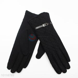 Black <em>Winter</em> Wool <em>Gloves</em> with Simple Decoration