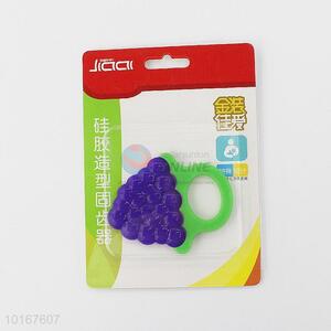 China Factory Soft Silicone Baby Teether in Grape Shape