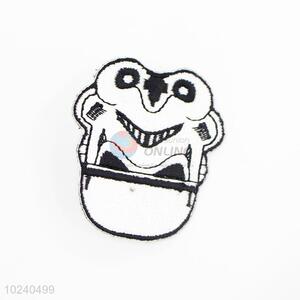 Low price frog shape embroidery badge brooch