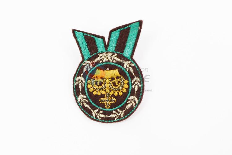 Factory wholesale medal shape embroidery badge brooch