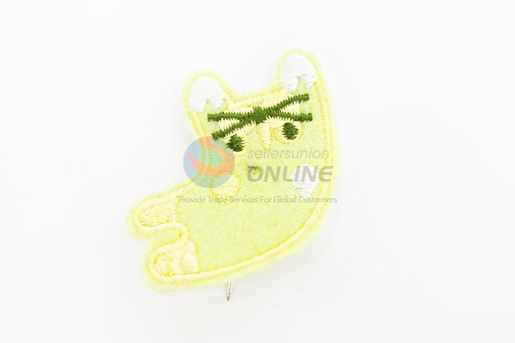 Nice deisgn custom cat shape embroidery badge brooch