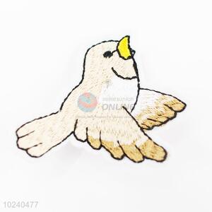 Cheap wholesale bird shape embroidery badge brooch
