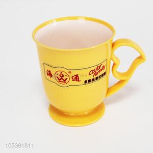 New design cheap yellow plastic cup with handle