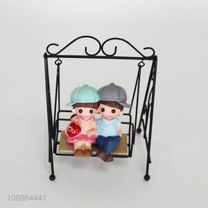 High quality iron swing young couple figurine resin crafts
