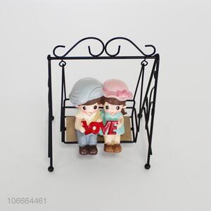 Wholesale home decoration iron swing young couple statuette resin crafts