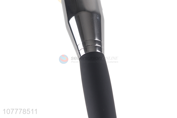 Wholesale professional makeup blush brush with black wooden handle