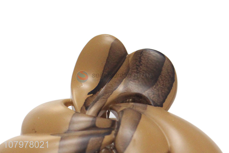 Yiwu market plastic claw clip simple ladies temperament hairpin