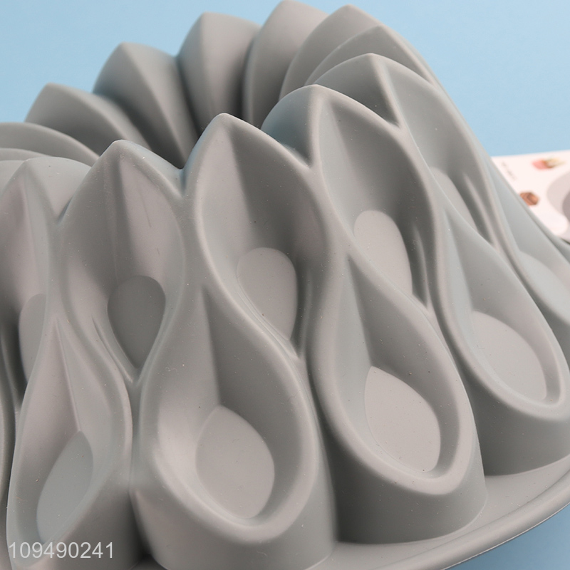 Low price baking tool silicone cake mold