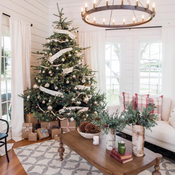 How to decorate a Christmas tree in 7 easy steps